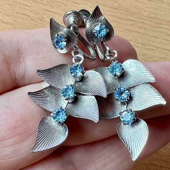 VINTAGE ENGINE TURNED DESIGN BLUE RHINESTONES DROP DANGLE EARRINGS SILVER TONE